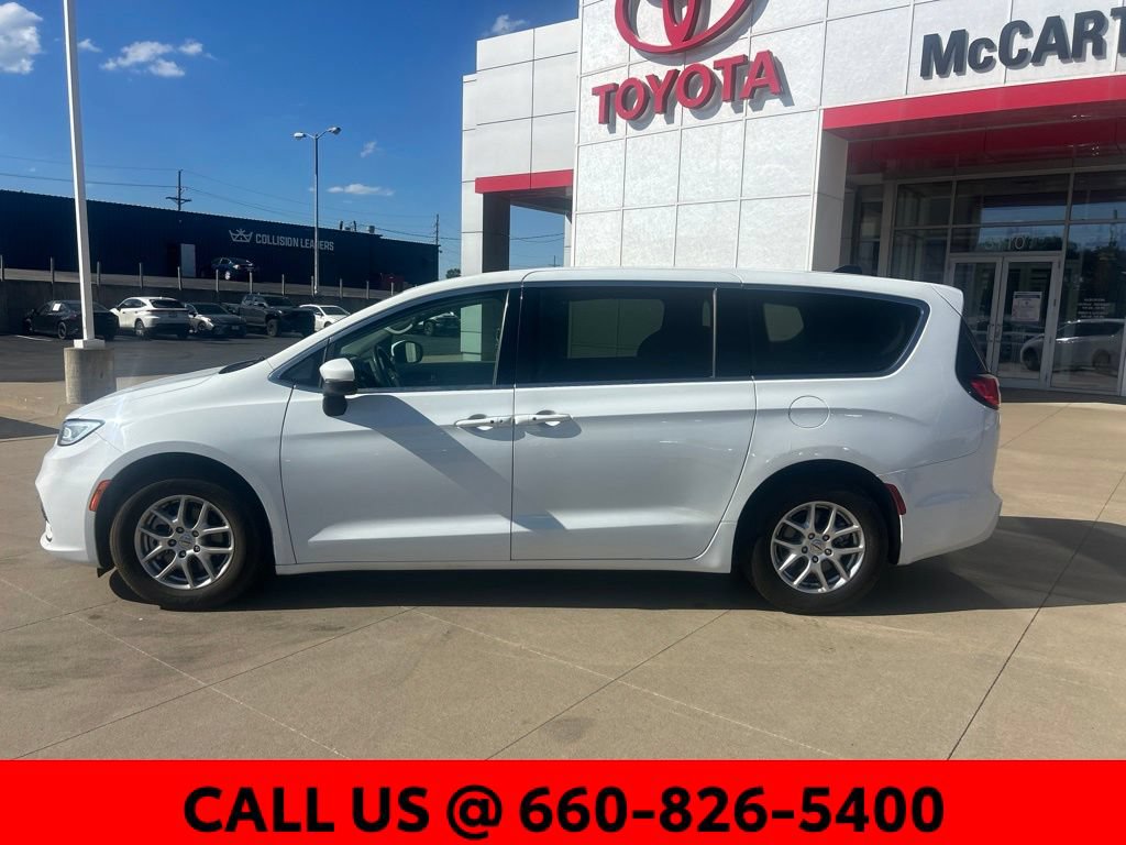 Used 2023 Chrysler Pacifica Touring-L FWD image 10