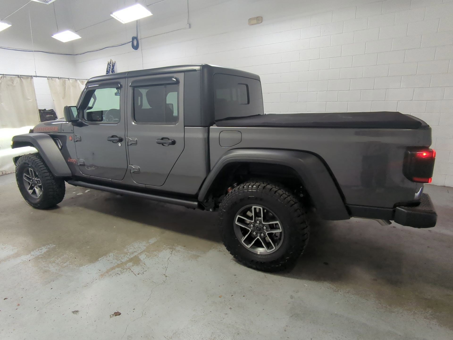 Certified 2025 Jeep Gladiator Mojave w/ Convenience Group image 9