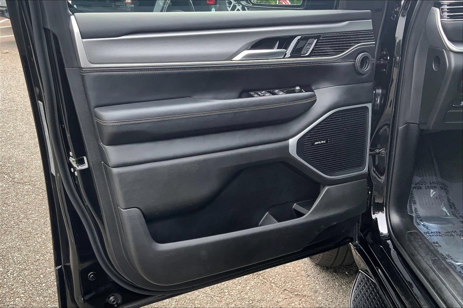 Certified 2025 Jeep Wagoneer Series II w/ Premium Group I AWD/4WD image 17