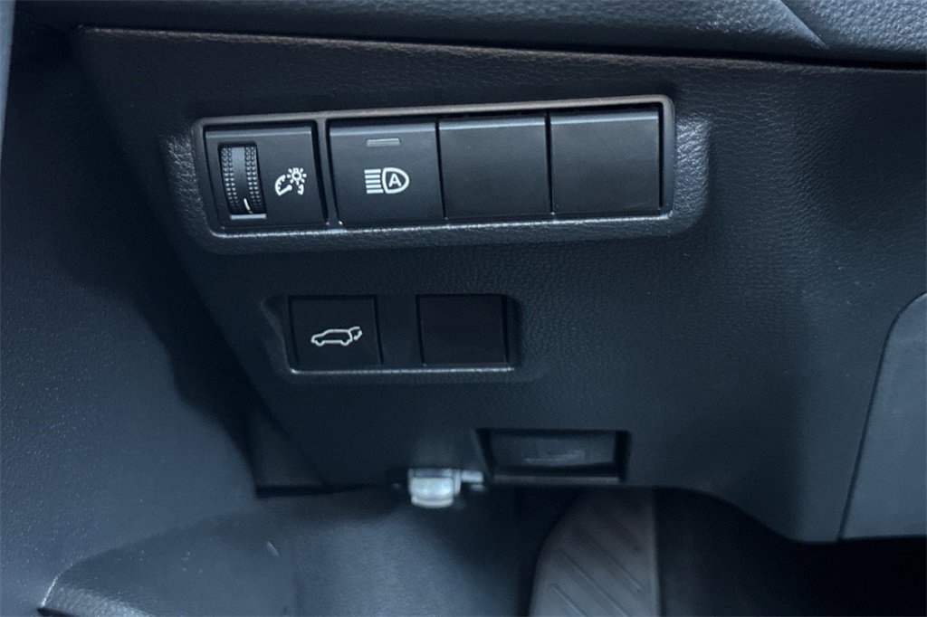 Used 2023 Toyota Corolla Cross XLE image 32