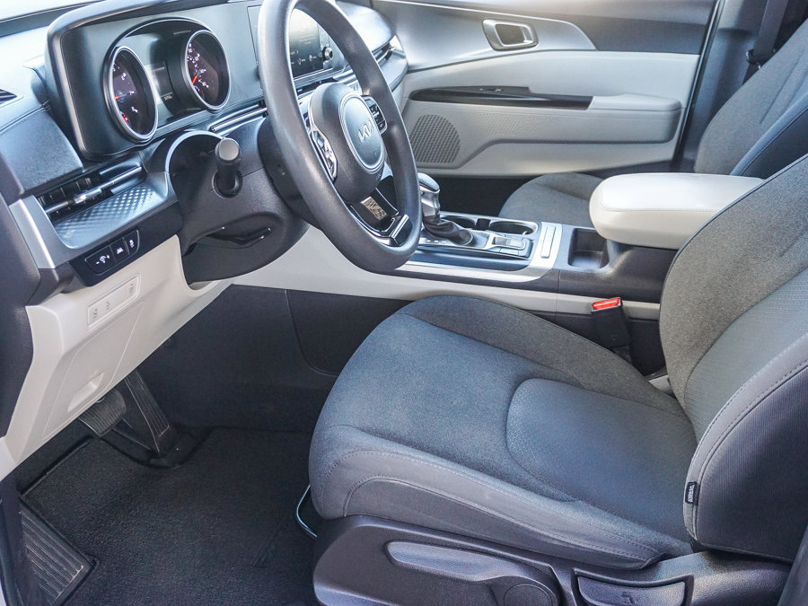 Certified 2023 Kia Carnival LX FWD image 18