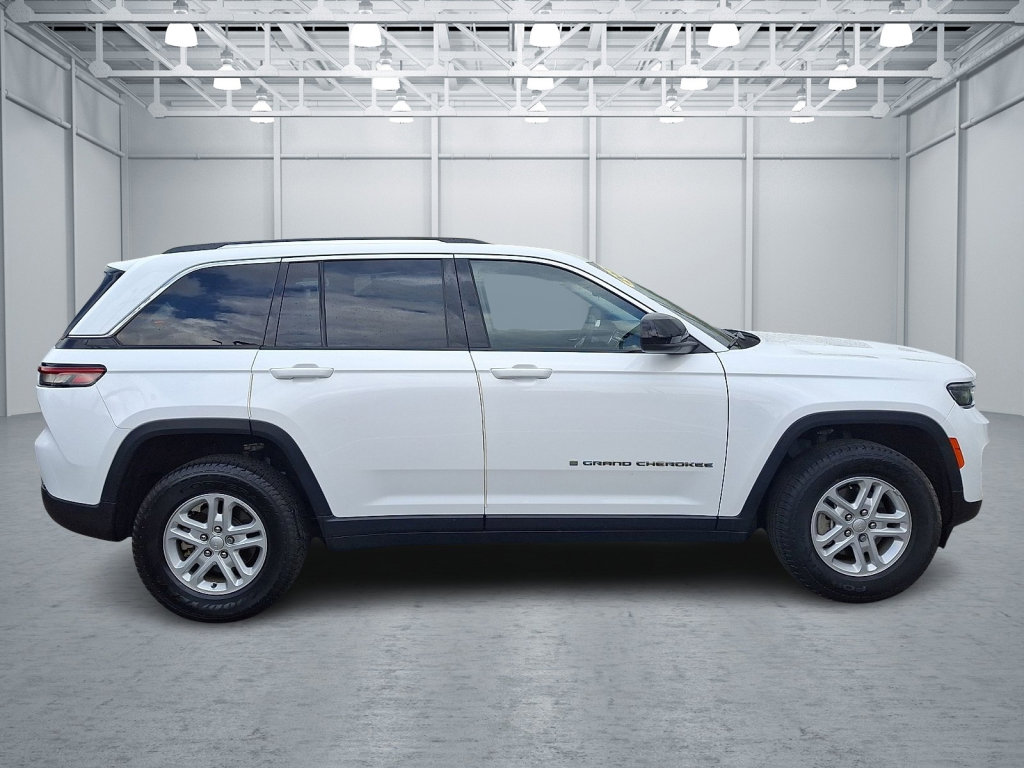 Used 2023 Jeep Grand Cherokee Laredo w/ Luxury Tech Group I AWD/4WD image 6