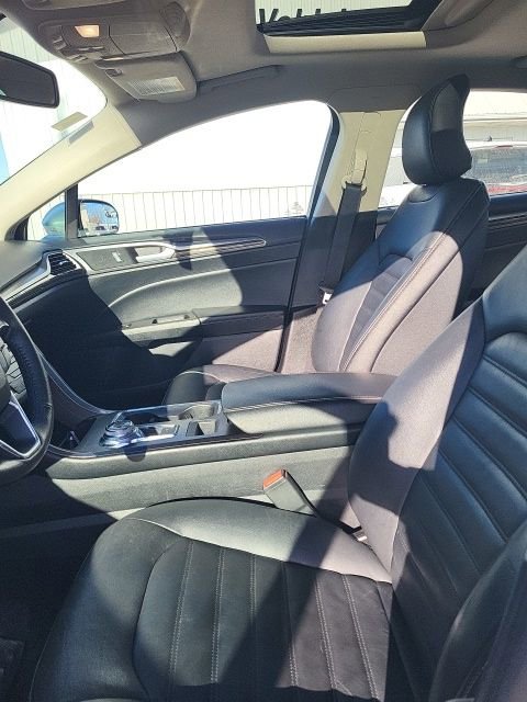 Used 2017 Ford Fusion SE w/ Equipment Group 202A image 8