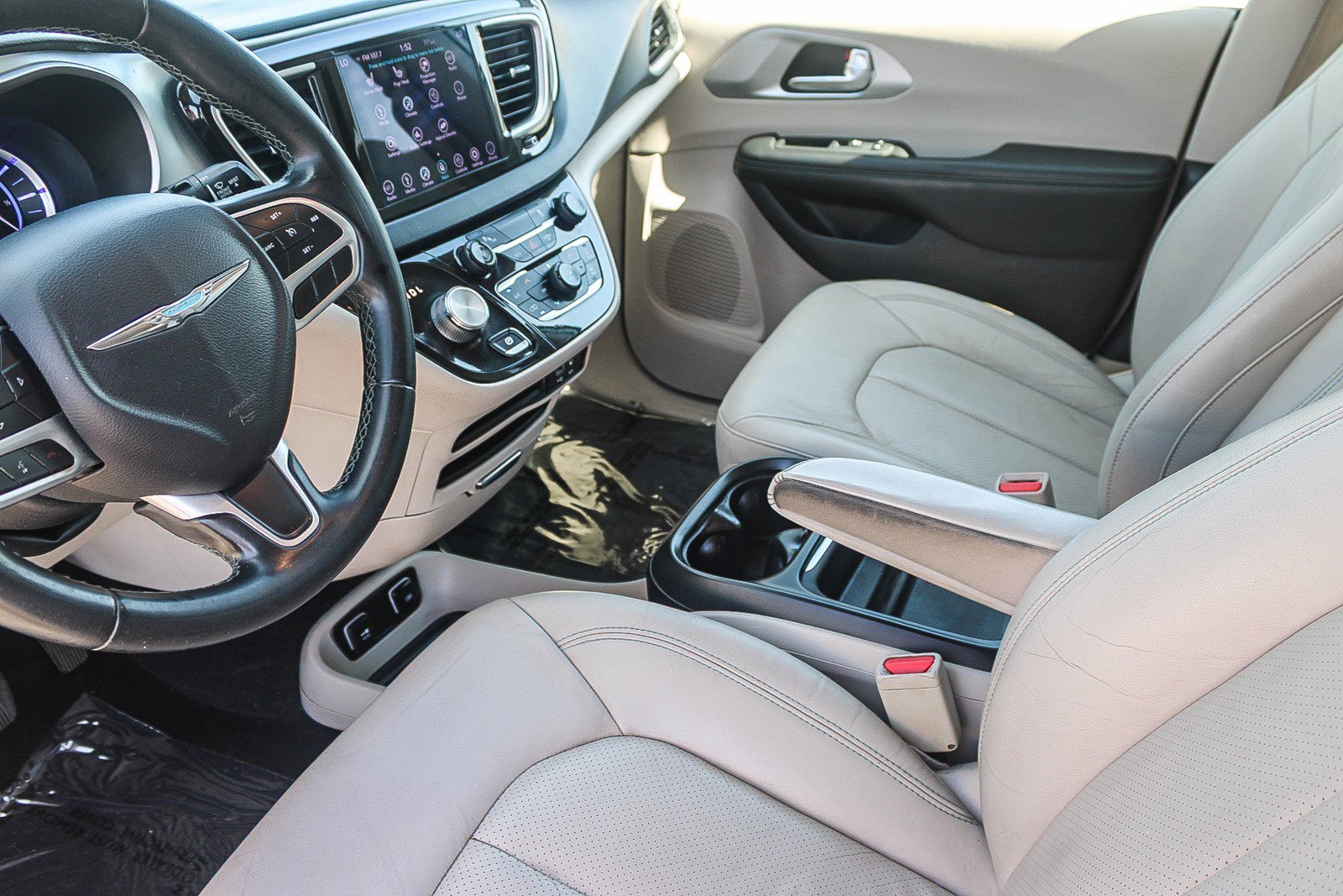 Used 2018 Chrysler Pacifica Touring-L image 18