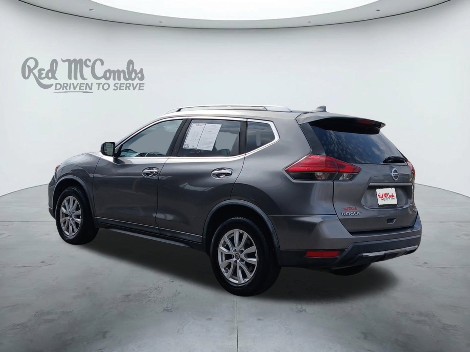 Used 2017 Nissan Rogue SV image 3