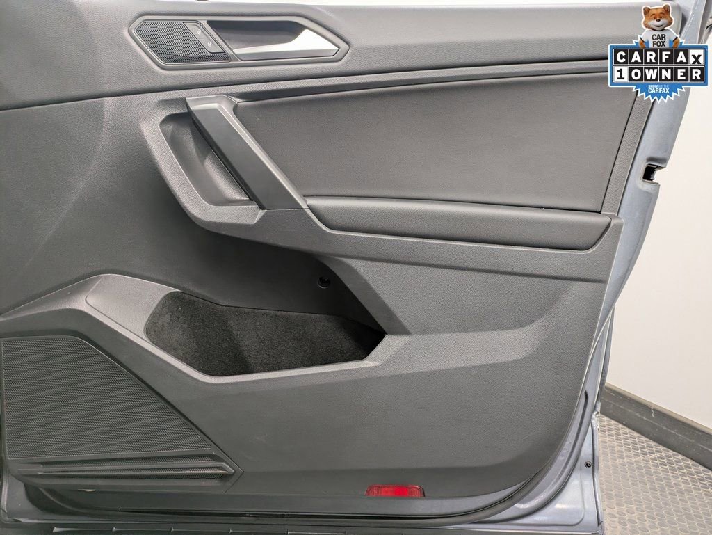 Used 2021 Volkswagen Tiguan SE w/ Panoramic Sunroof Package image 28
