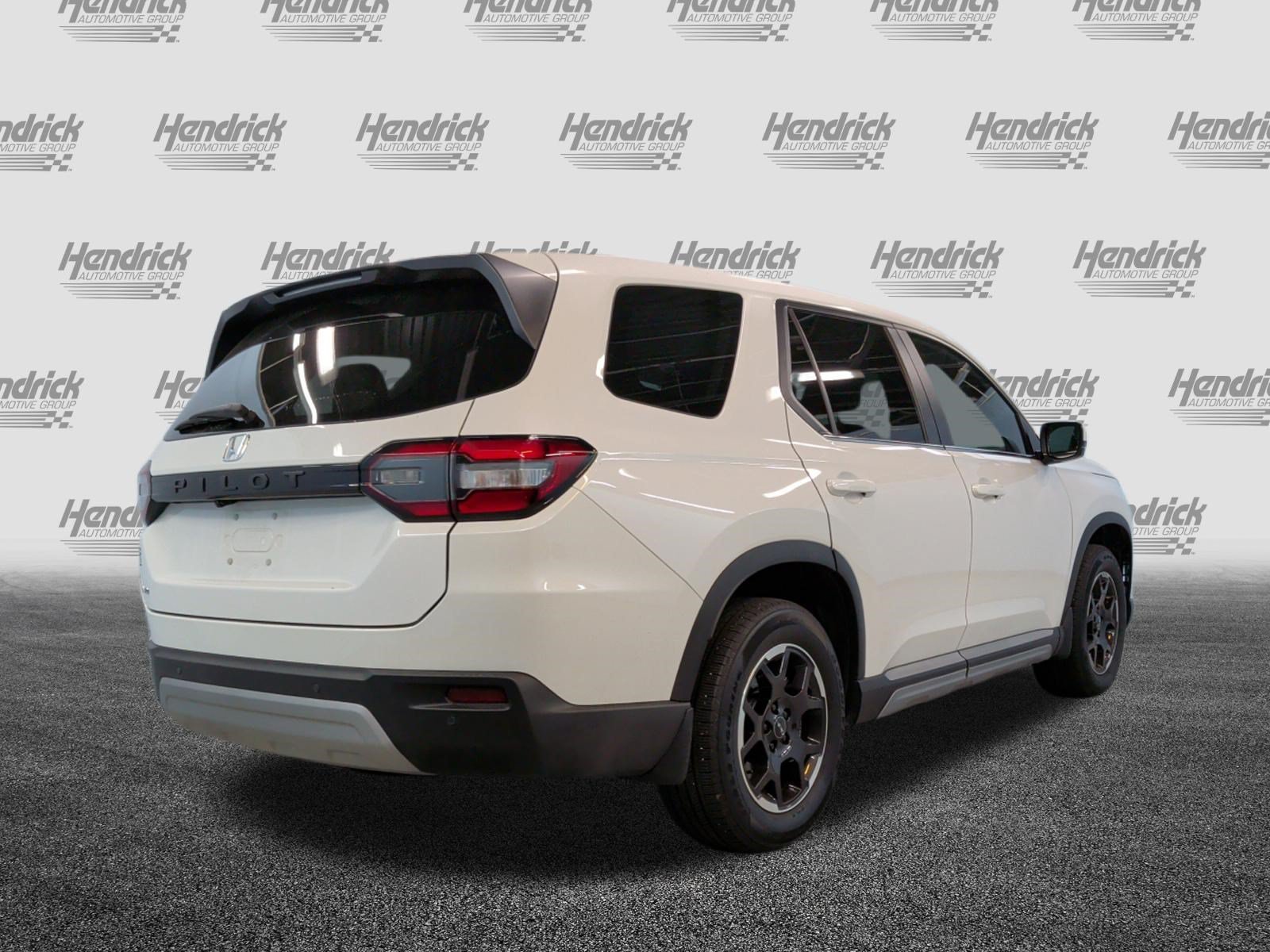Used 2025 Honda Pilot EX-L image 11