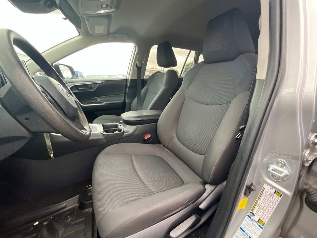 Used 2021 Toyota RAV4 LE image 9