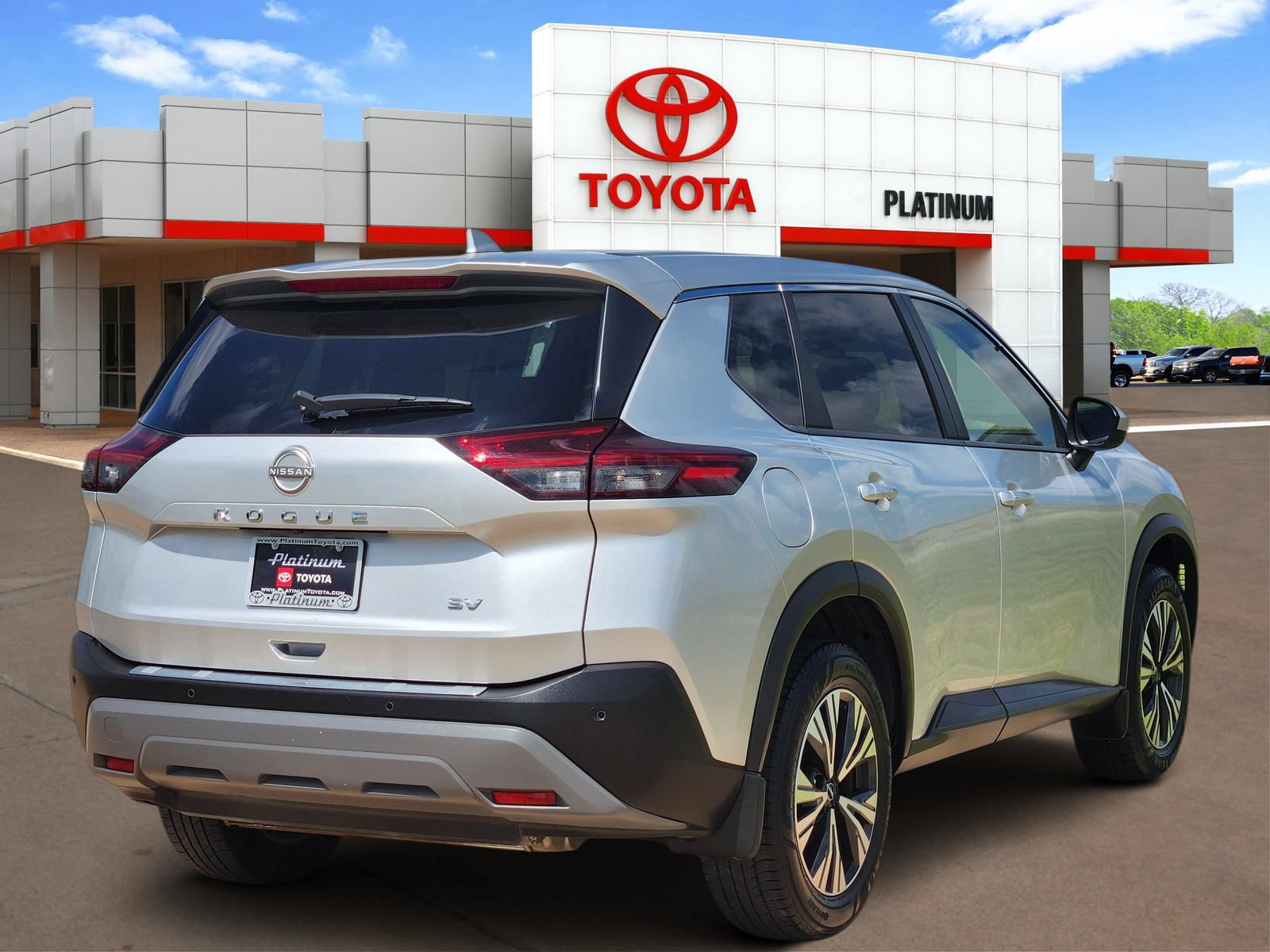 Used 2023 Nissan Rogue SV FWD image 4