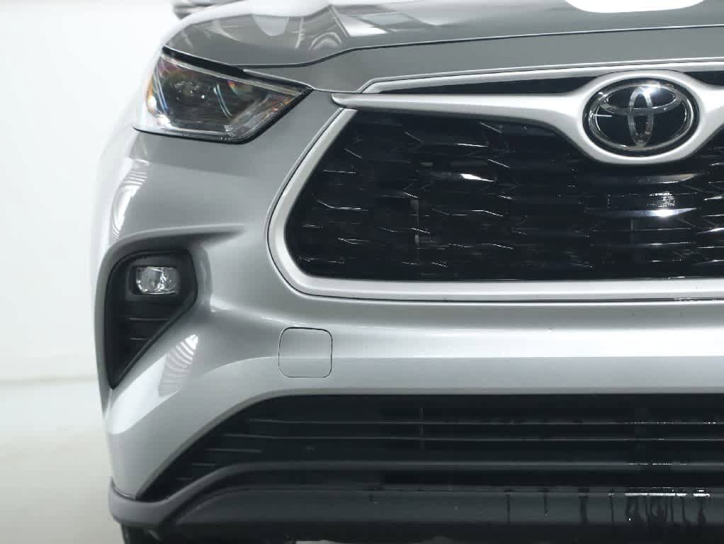 Used 2023 Toyota Highlander LE AWD/4WD image 6