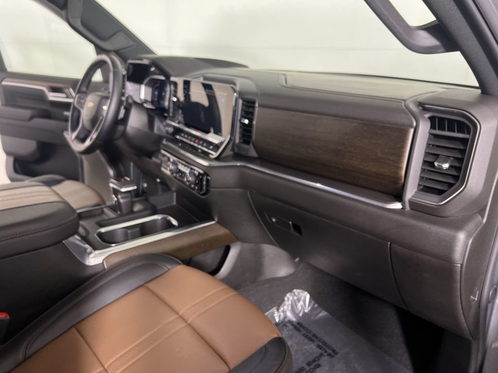 Certified 2026 Chevrolet Silverado 1500 High Country w/ Technology Package AWD/4WD image 29