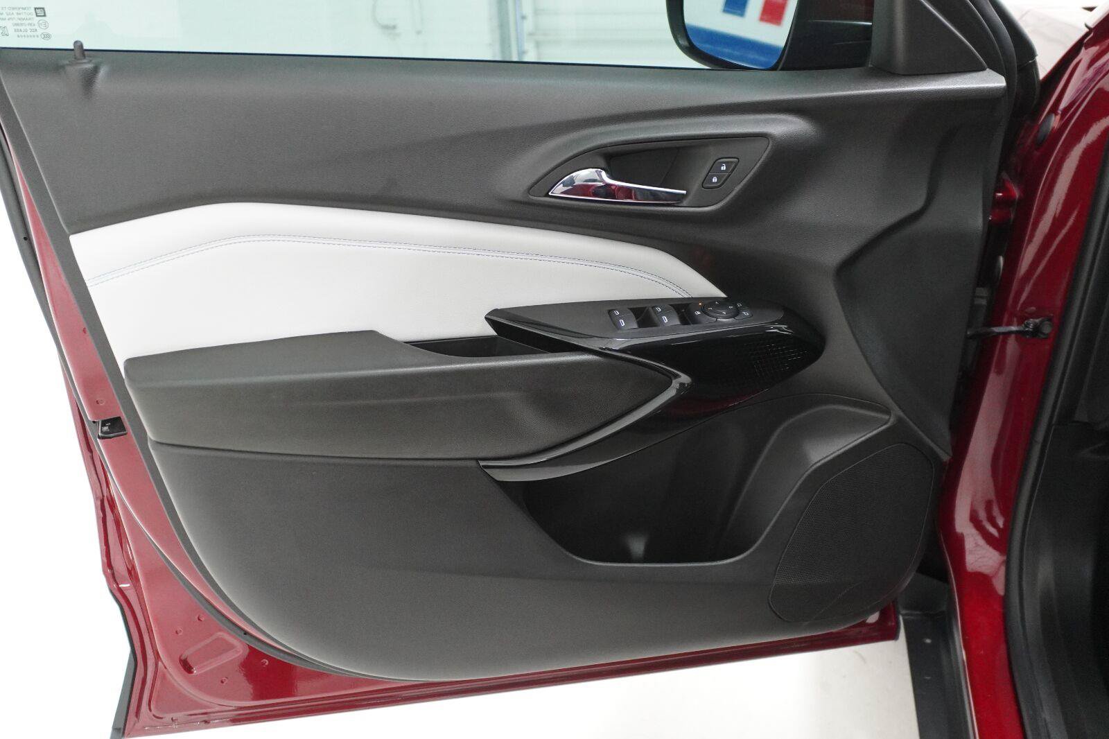 Used 2025 Chevrolet Trax LT w/ Driver Confidence Package FWD image 5