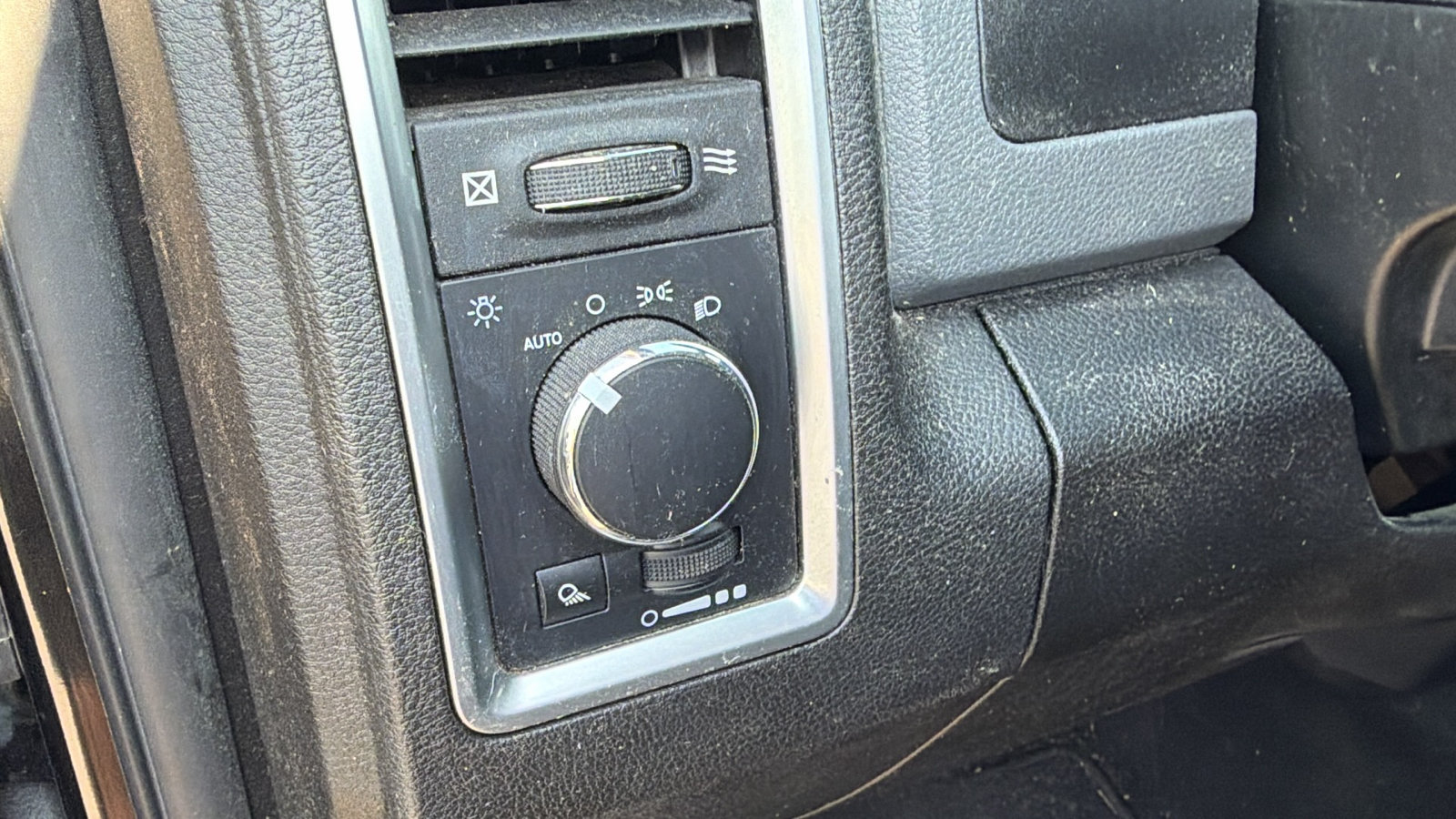 Used 2019 RAM 1500 Classic SLT RWD image 24