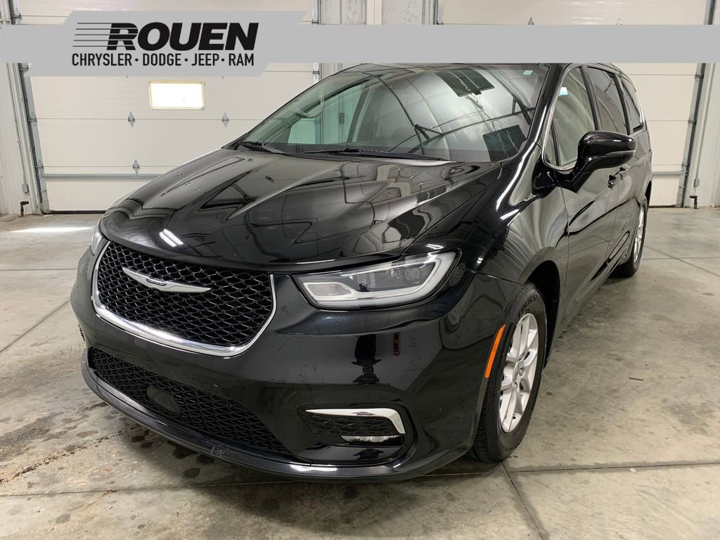 Used 2024 Chrysler Pacifica Touring-L image 1