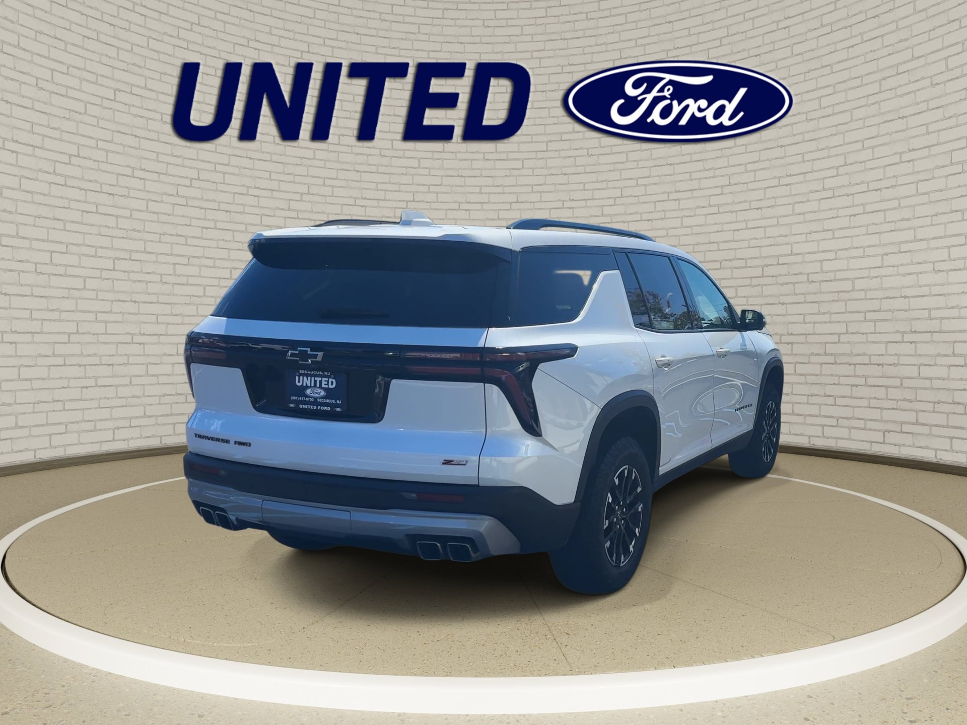 Used 2024 Chevrolet Traverse Z71 w/ LPO, Floor Liner Package AWD/4WD image 2