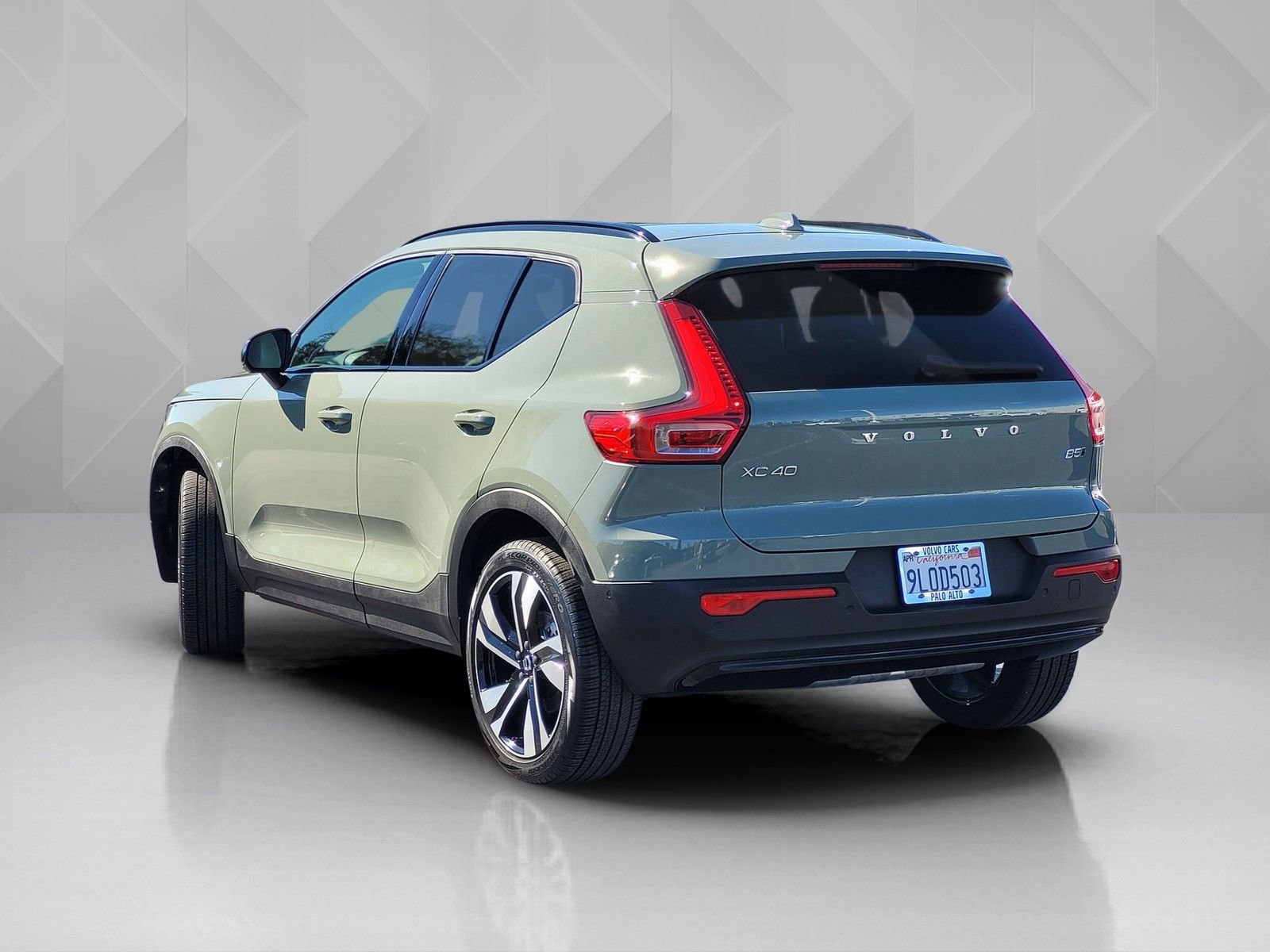 Certified 2024 Volvo XC40 B5 Ultimate w/ Climate Package image 4