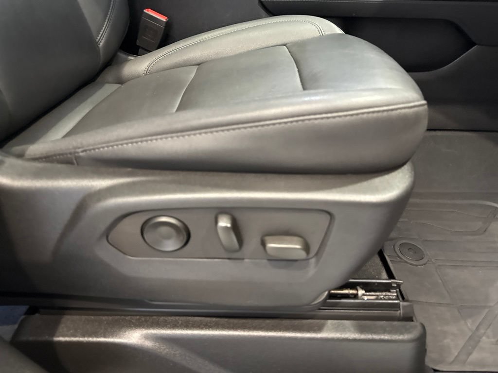 Used 2023 Chevrolet Suburban Z71 w/ Luxury Package AWD/4WD image 13