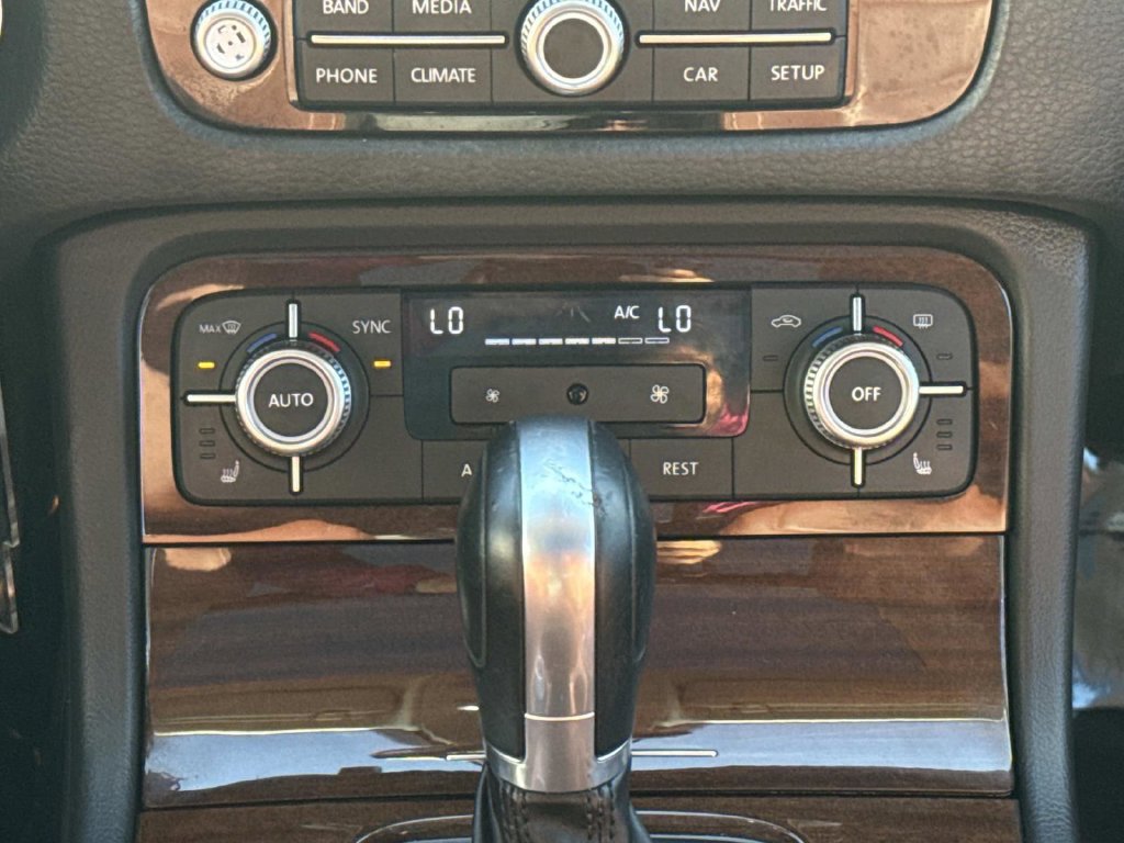 Used 2015 Volkswagen Touareg VR6 AWD/4WD image 16