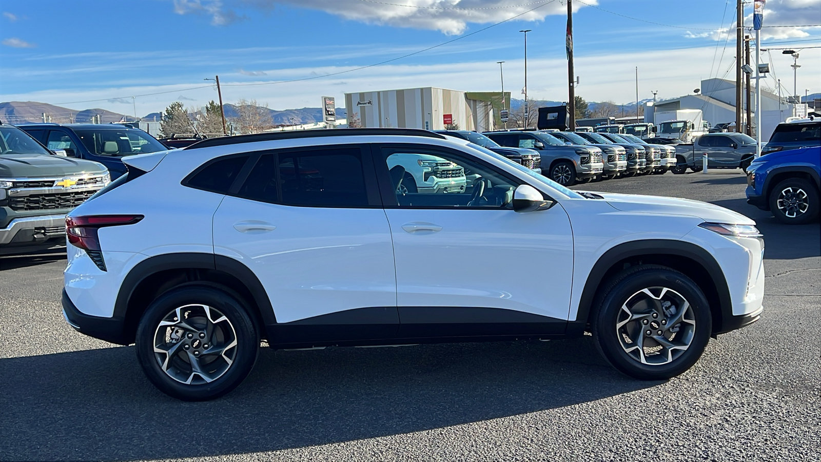New 2026 Chevrolet Trax LT w/ LT Convenience Package FWD image 4