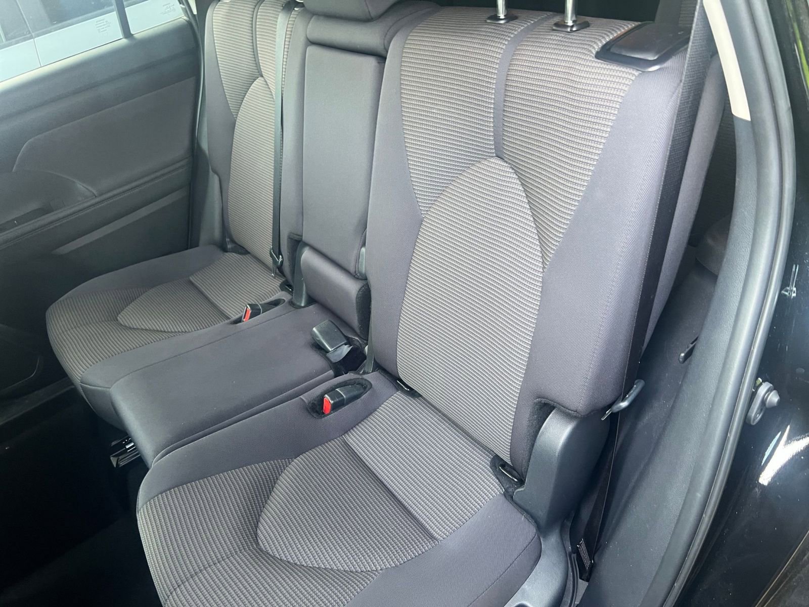 Used 2025 Toyota Highlander LE FWD image 37