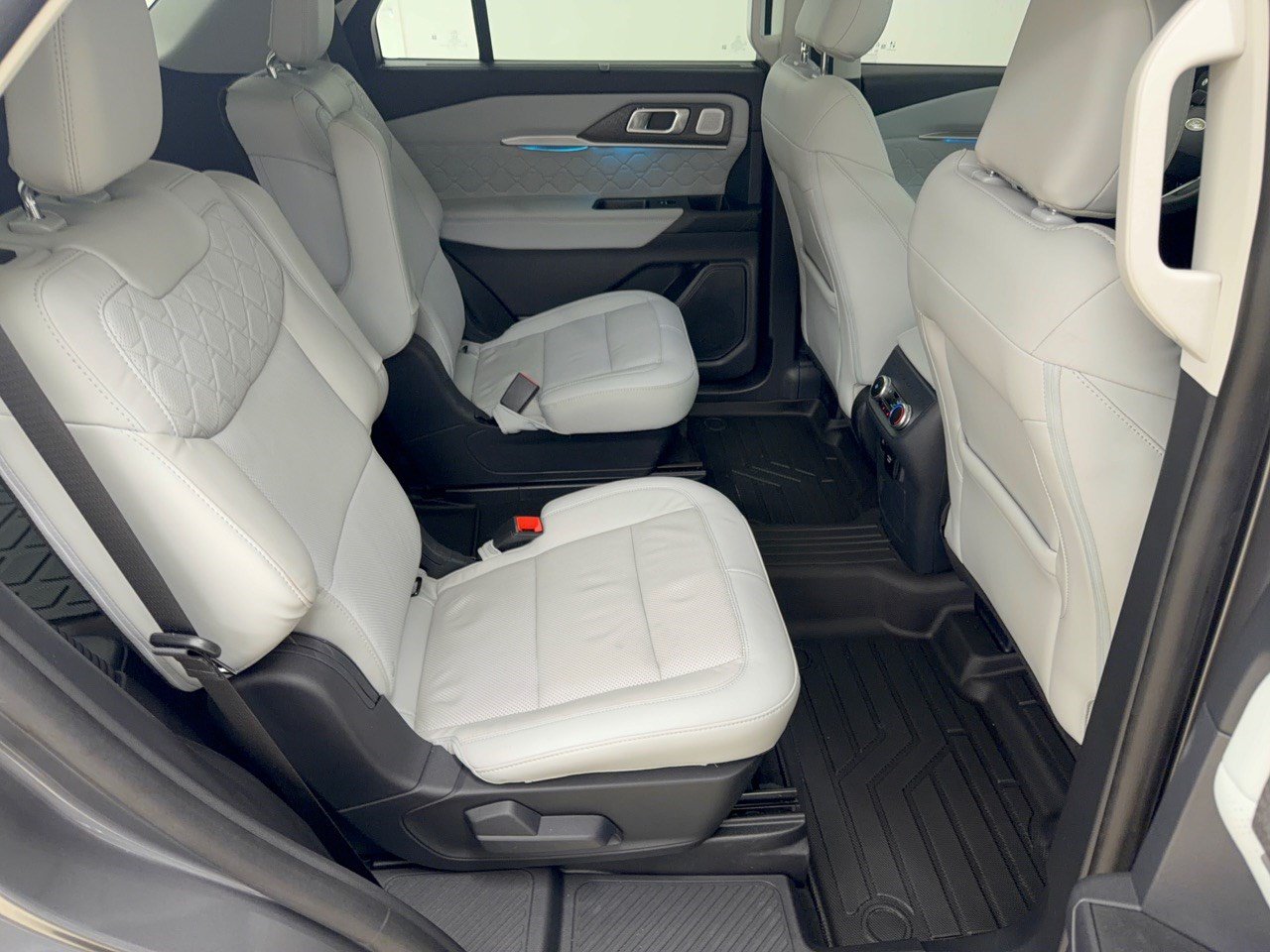 Used 2025 Ford Explorer Platinum w/ LUX Leather Package AWD/4WD image 29