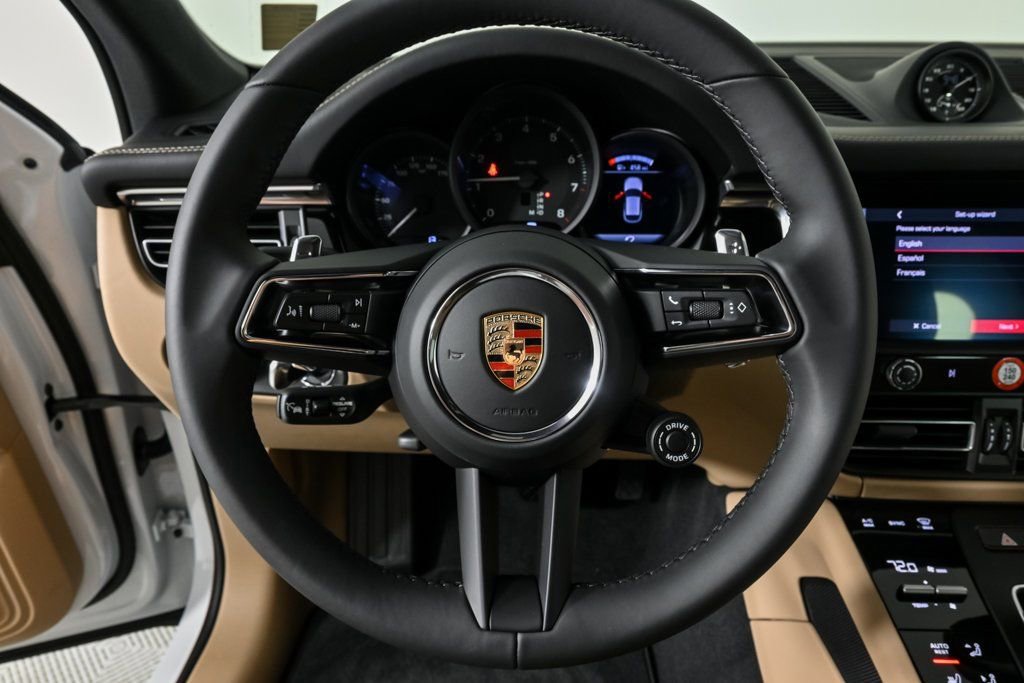 Certified 2025 Porsche Macan image 9