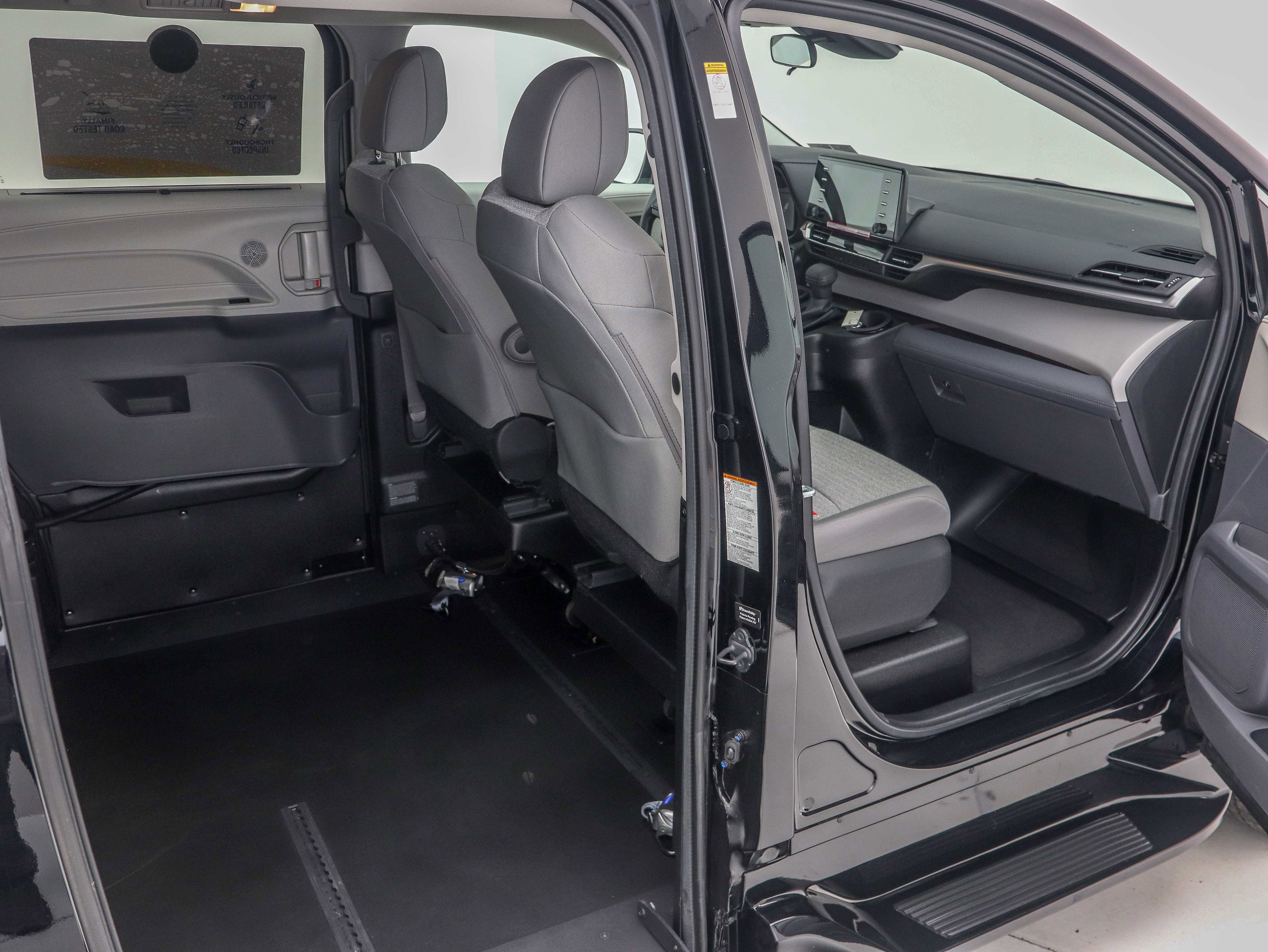 Used 2024 Toyota Sienna LE FWD image 16