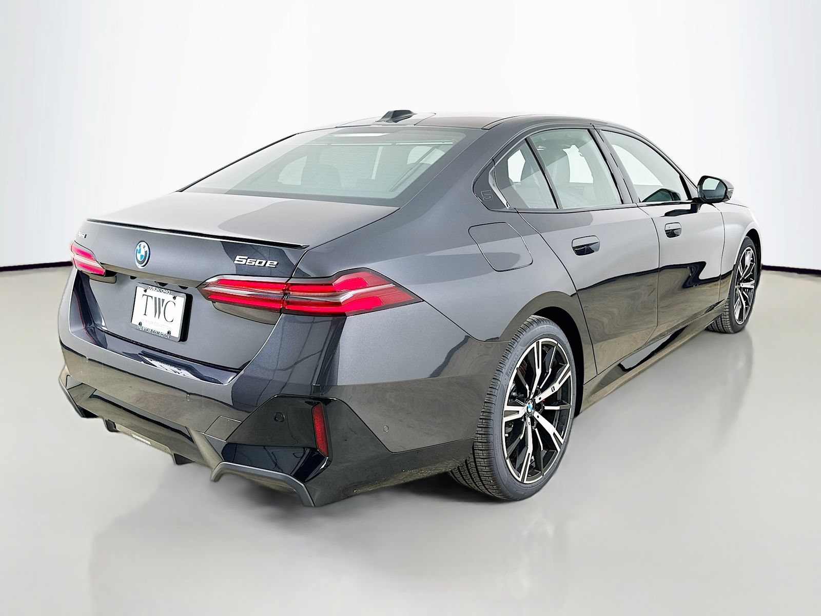 New 2026 BMW 550e xDrive w/ Executive Package AWD/4WD image 5