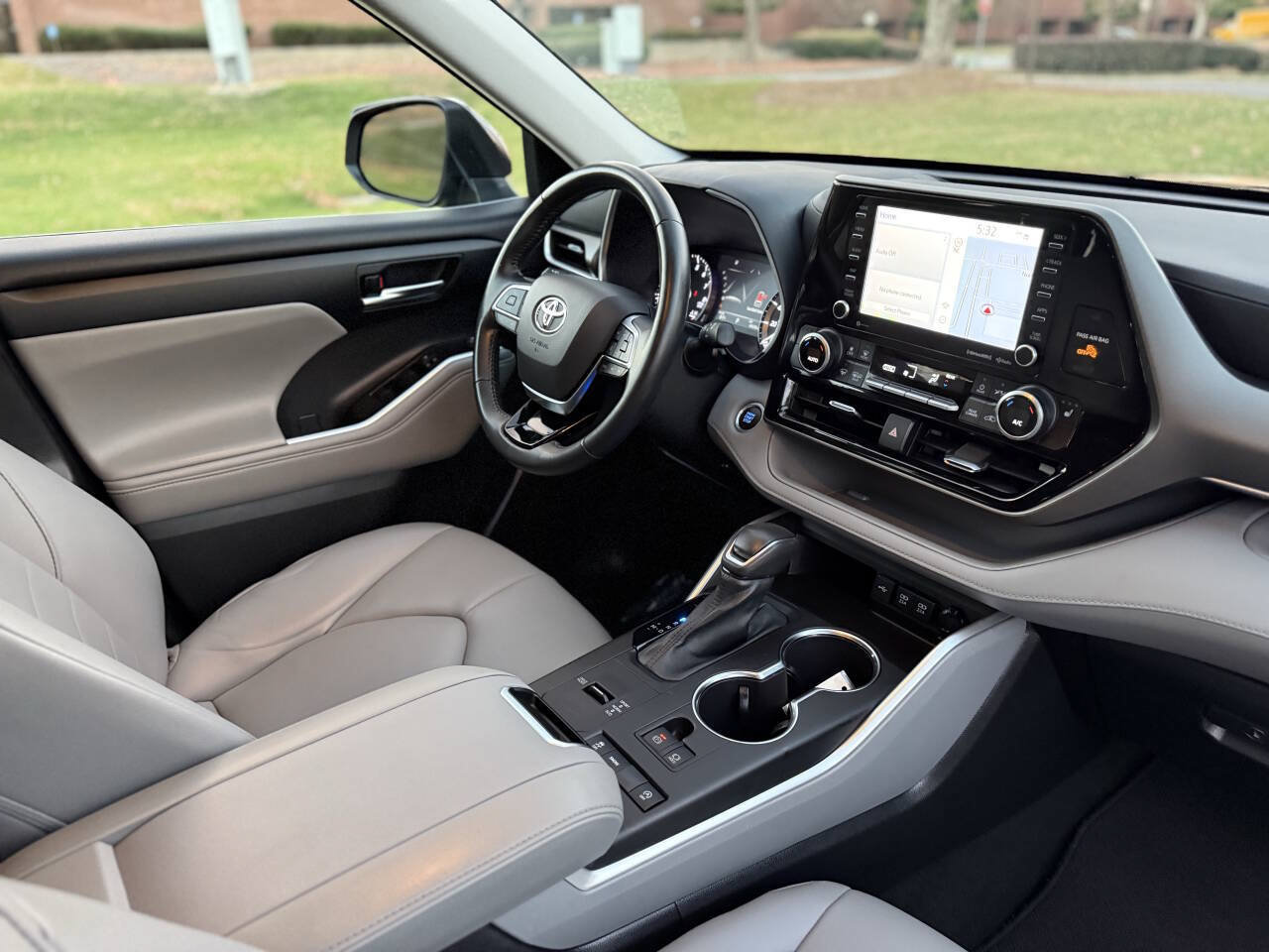 Used 2021 Toyota Highlander XLE FWD image 13