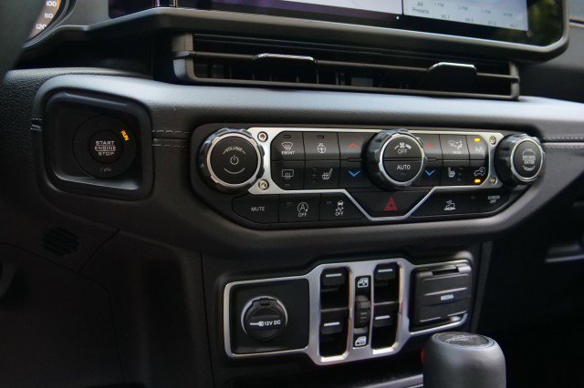 Used 2025 Jeep Gladiator Sport image 18