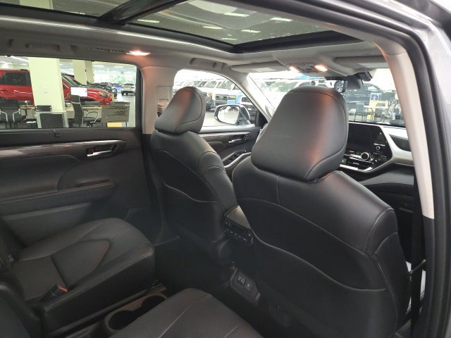 New 2026 Toyota Highlander Platinum AWD/4WD image 11
