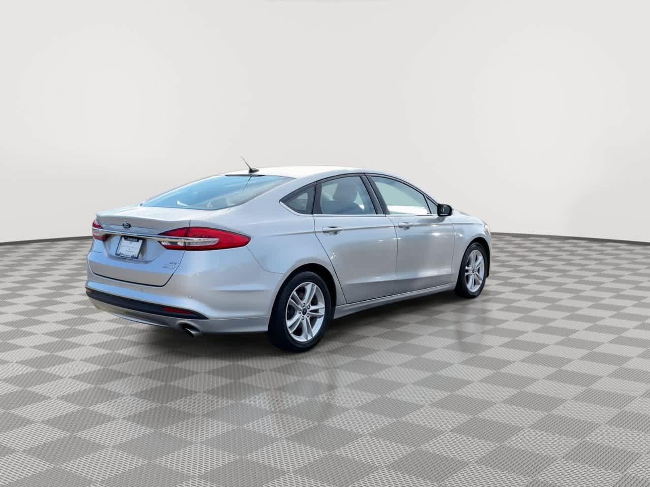 Used 2018 Ford Fusion SE FWD image 8