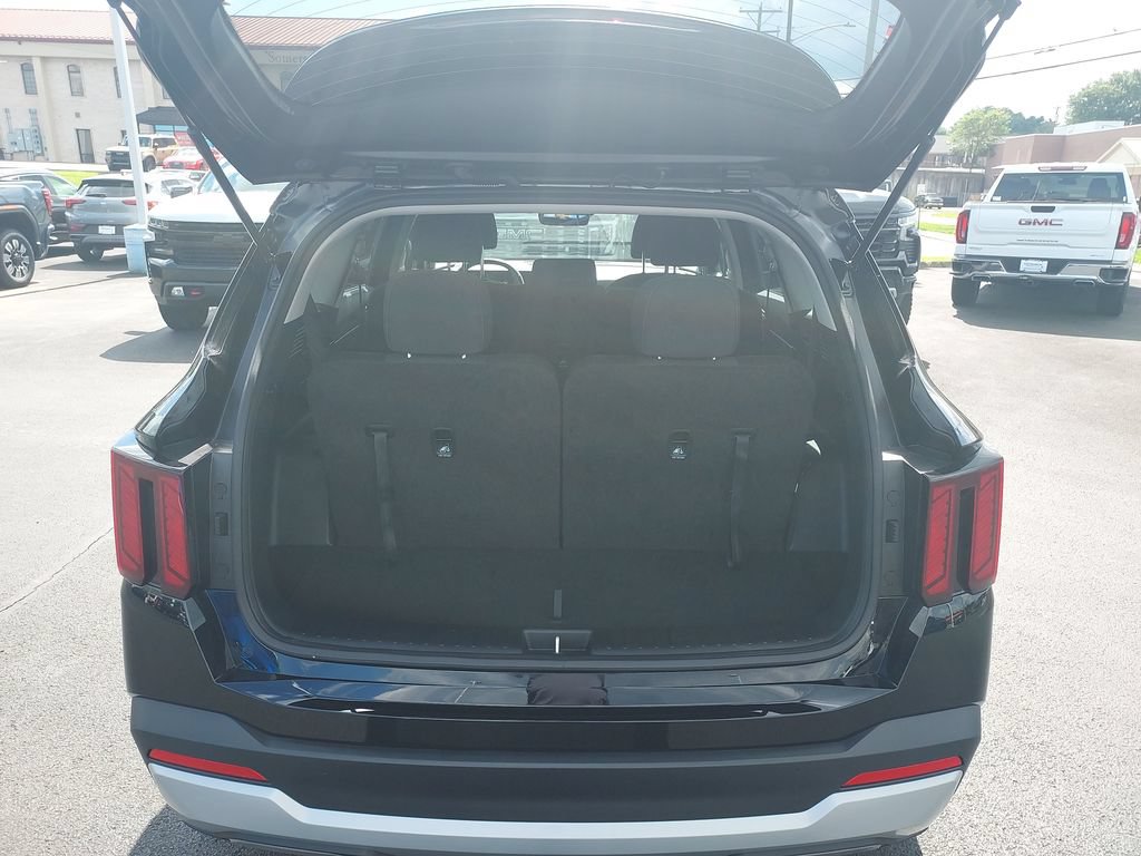 Used 2026 Kia Sorento LX FWD image 9