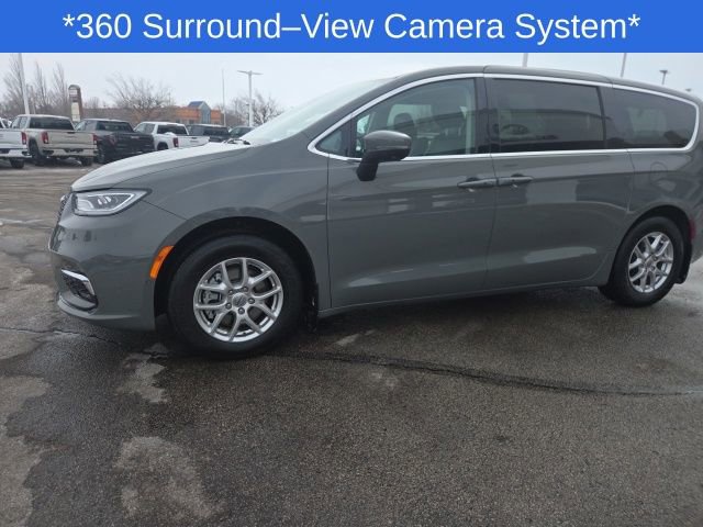 Used 2023 Chrysler Pacifica Touring-L image 10