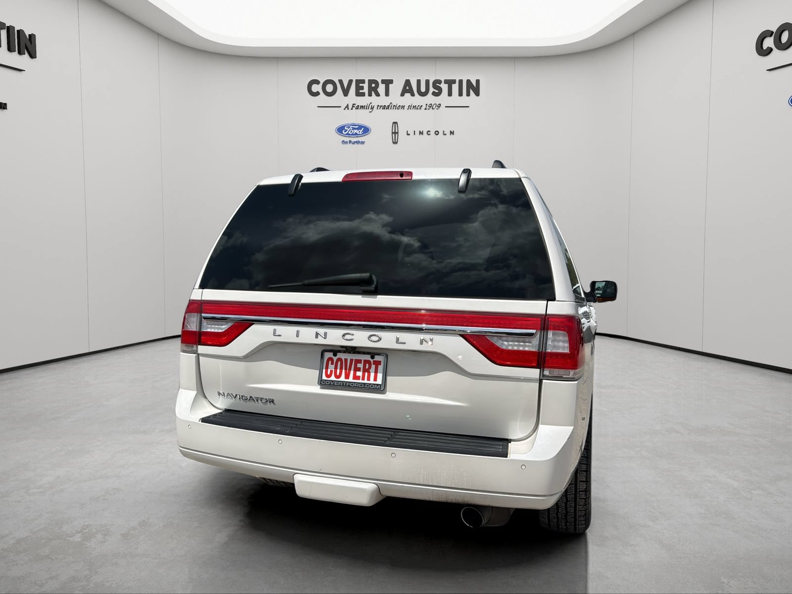Used 2017 Lincoln Navigator Select RWD image 2