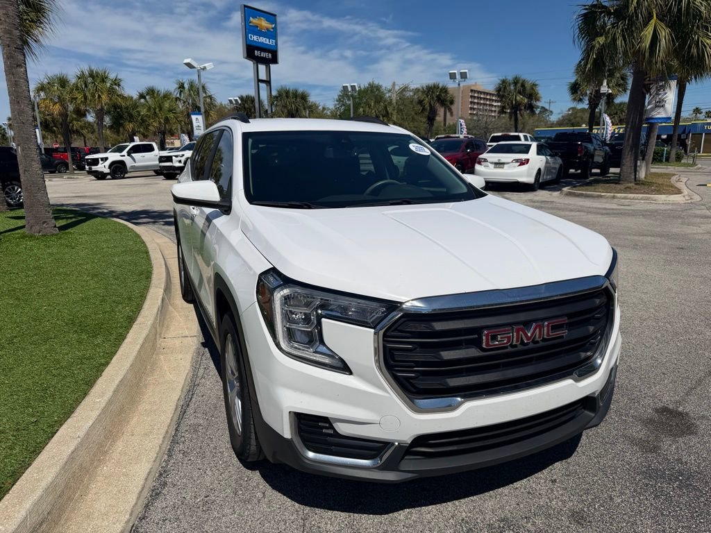 Used 2022 GMC Terrain SLE w/ Driver Convenience Package image 2