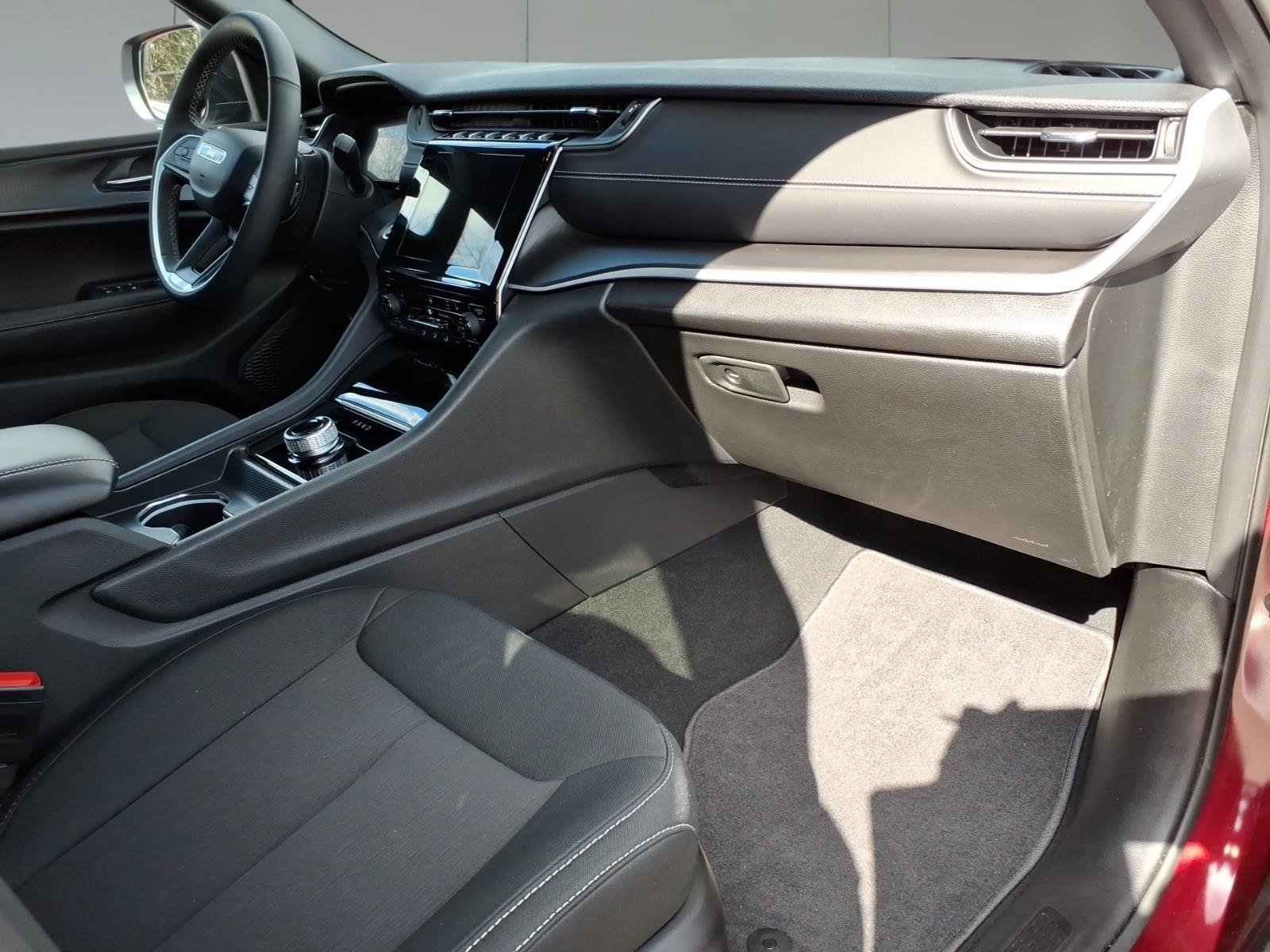 Used 2025 Jeep Grand Cherokee Laredo X w/ Luxury Tech Group I AWD/4WD image 7