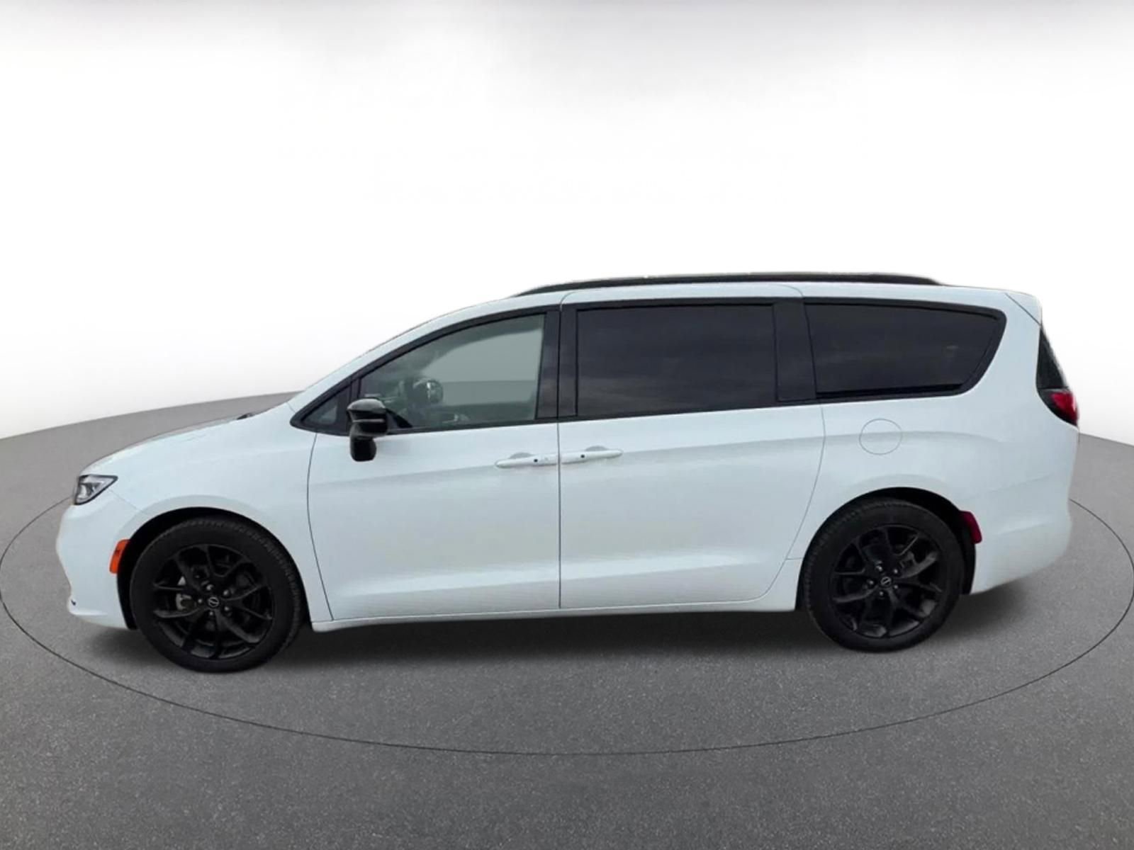 Used 2025 Chrysler Pacifica Limited image 9