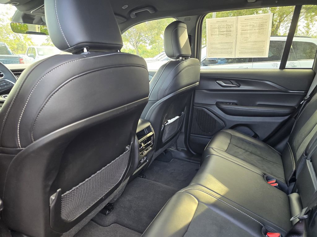 Used 2025 Jeep Grand Cherokee Altitude image 11