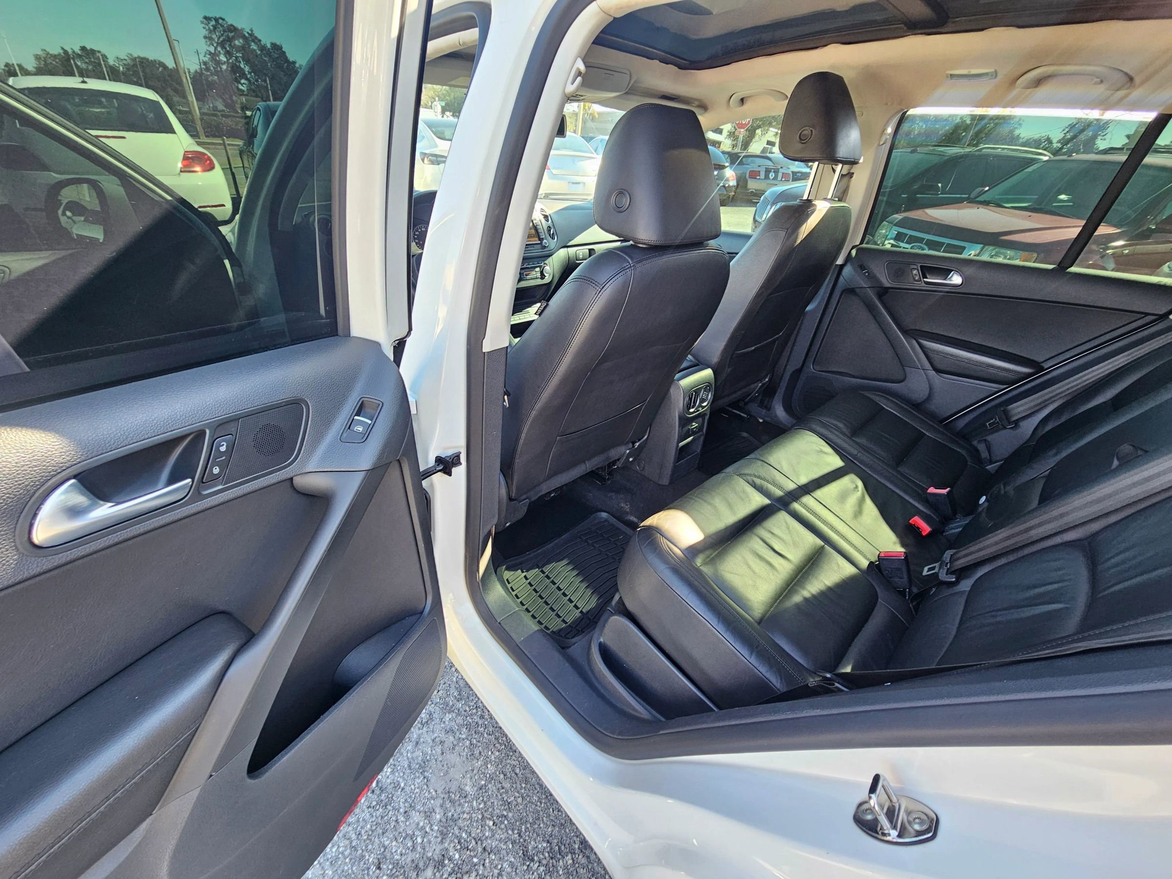 Used 2011 Volkswagen Tiguan SEL image 13