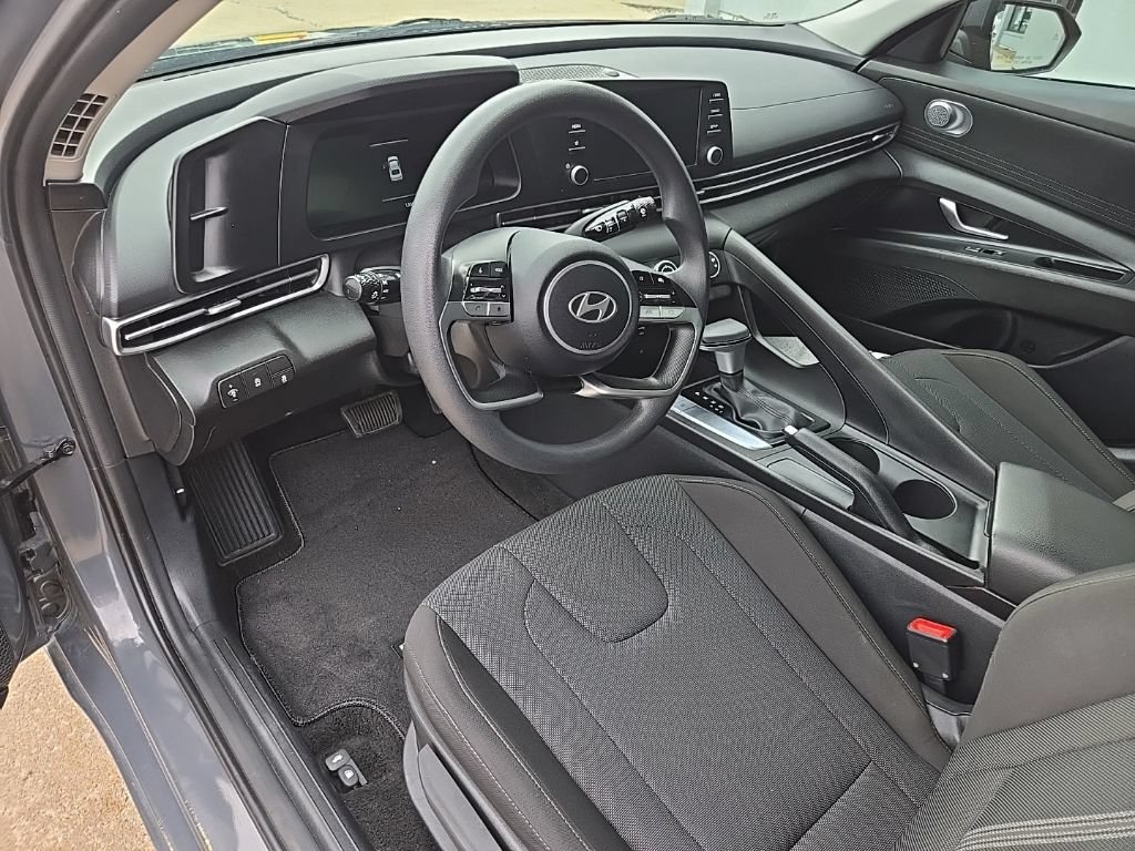 Used 2025 Hyundai Elantra SE FWD image 34