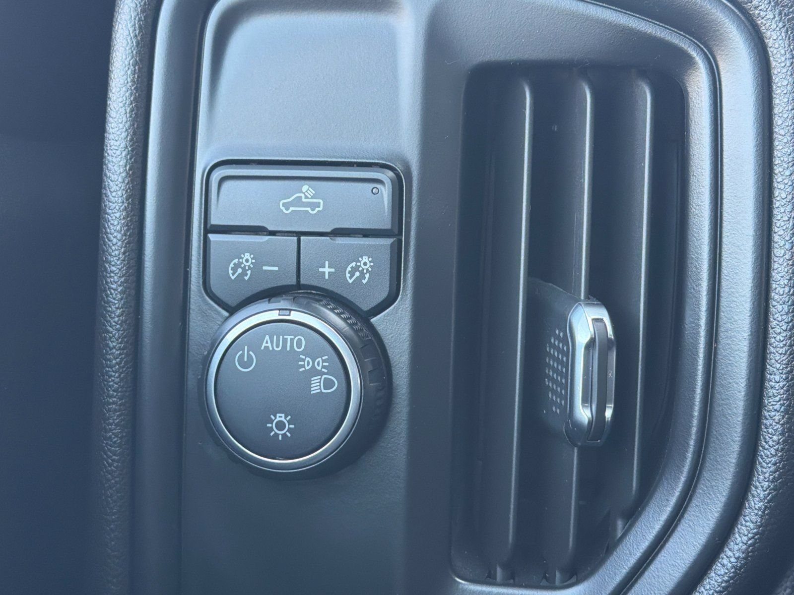 Used 2020 Chevrolet Silverado 1500 Custom w/ Custom Value Package RWD image 28