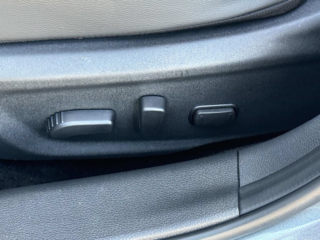 Used 2023 Nissan Sentra SR w/ SR Premium Package FWD image 17