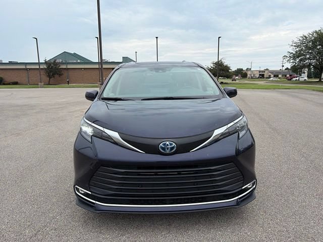 Certified 2024 Toyota Sienna XLE w/ XLE Plus Package FWD image 10