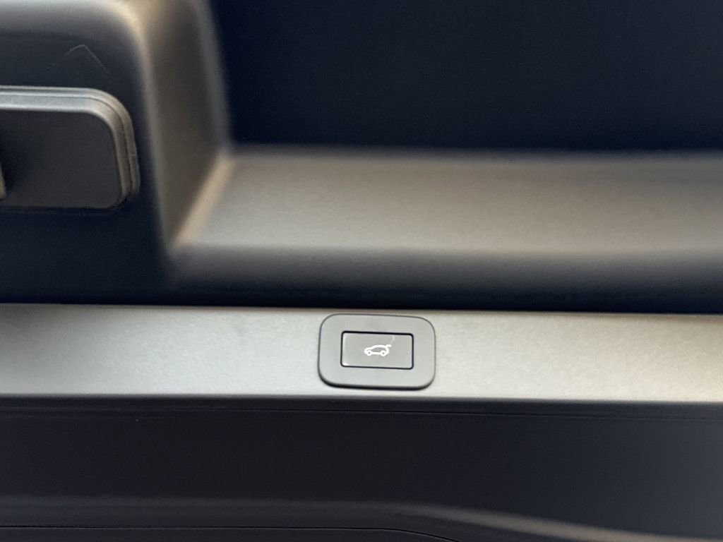 New 2025 Land Rover Range Rover SE image 13