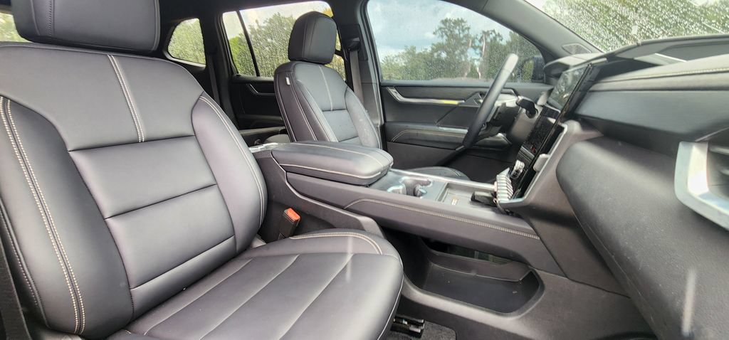 Used 2025 GMC Acadia Elevation w/ Elevation Premium Package FWD image 16