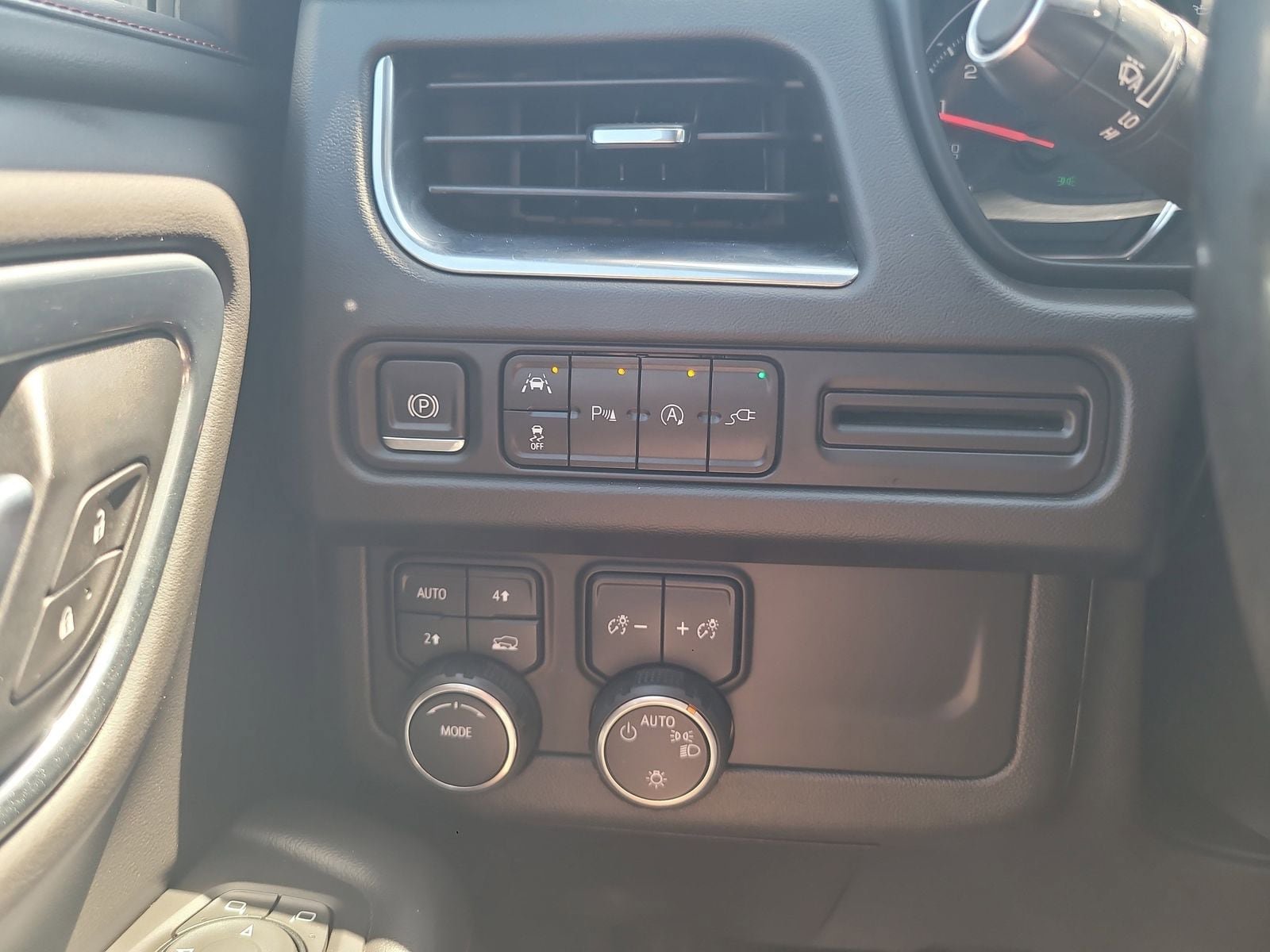 Used 2021 Chevrolet Tahoe RST w/ Luxury Package AWD/4WD image 17