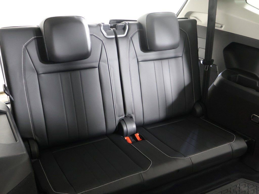 Used 2022 Volkswagen Tiguan SE w/ Panoramic Sunroof Package image 37