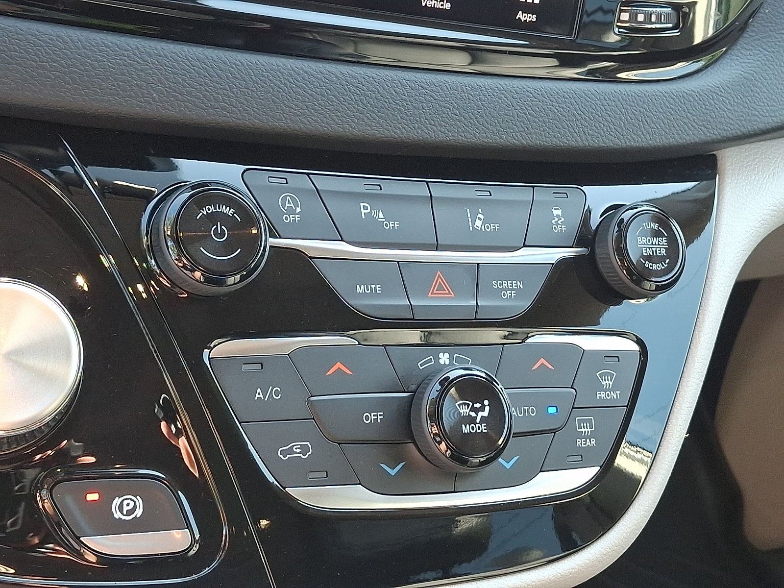 Used 2023 Chrysler Pacifica Touring-L FWD image 16