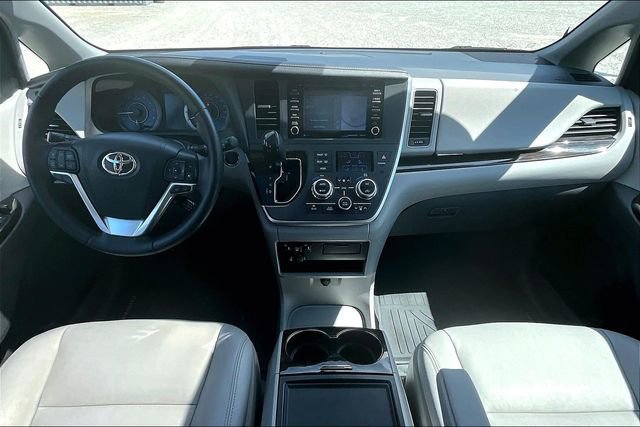 Used 2020 Toyota Sienna XLE w/ XLE Navigation Package FWD image 15